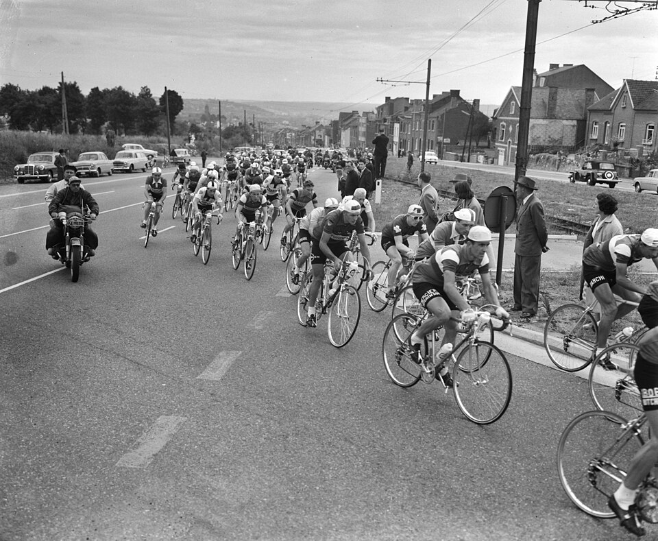 Tour de France 1959 peloton riding together