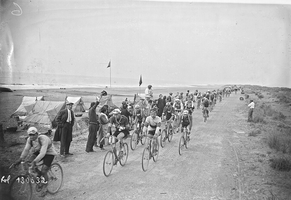 Tour de France 1928 peloton riding through Sete